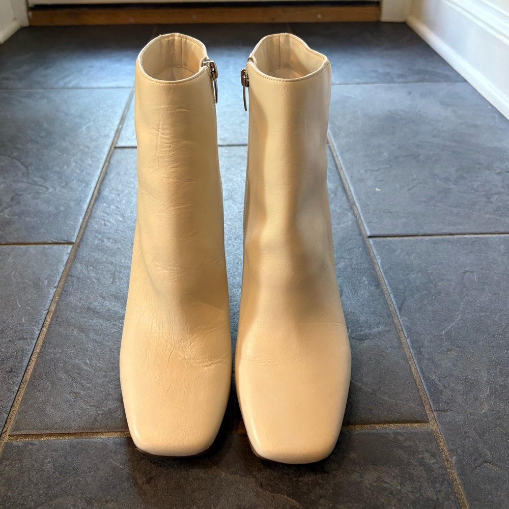 White Marc Fisher boots. EUC. Size 9.5